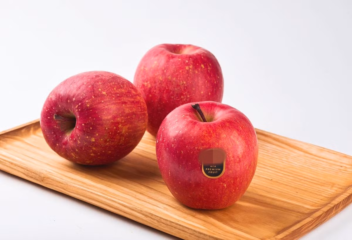 Mới đây, một cửa hàng trái cây nhập khẩu ở TP HCM giới thiệu loại táo tuyết đỏ, có nguồn gốc từ Nhật Bản. Ảnh: Mia Fruits.