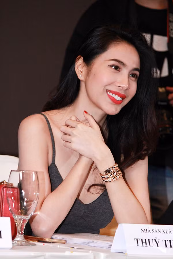 Xuất hiện trong một sự kiện, Thủy Tiên rạng rỡ với chiếc đồng hồ đính vàng và kim cương trị giá 2,7 tỷ đồng, túi 100 triệu đồng.