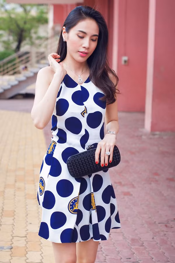 Thủy Tiên duyên dáng trong váy Kenzo 15 triệu, giày Christian Louboutin 20 triệu, clutch Bottega Veneta 60 triệu, đồng hồ gắn kim cương 705 triệu, dây chuyền 582 triệu, hoa tai gần 85 triệu.