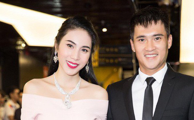 Theo đó, đôi vợ chồng không ngần ngại chi tiêu cho vẻ ngoài sang trọng bằng những bộ cánh, hàng hiệu giá trịị. Tuy nhiên, cái hay của cả hai là dù diện hàng hiệu, trông Thủy Tiên - Công Vinh vẫn rất ý nhị, tinh tế chứ không hề khoe khoang.