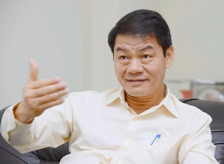 Ông Trần Bá Dương - Chủ tịch tập đoàn Trường Hải (Thaco) là một trong số ít đại gia Việt giàu nhờ lên từ việc đầu tư ngành công nghiệp nặng mà không phải là từ đất. Công việc đầu tiên của ông là một kỹ sư cơ khí.