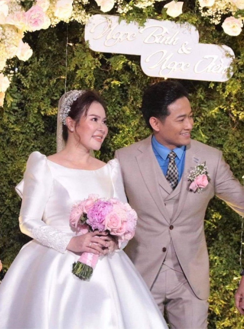  Vợ doanh nhân của Quý Bình tên Ngọc Tiền - CEO của một công ty bất động sản có tiếng tại TP.HCM. Trong giới bất động sản, Ngọc Tiền thậm chí được ca ngợi là một hình mẫu trong những “nữ tướng” hiện đại thành công nhất. Ảnh: Saostar.