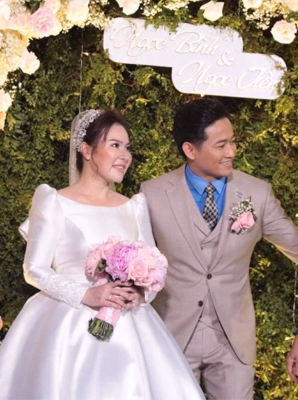  Vợ doanh nhân của Quý Bình tên Ngọc Tiền - CEO của một công ty bất động sản có tiếng tại TP.HCM. Trong giới bất động sản, Ngọc Tiền thậm chí được ca ngợi là một hình mẫu trong những “nữ tướng” hiện đại thành công nhất. Ảnh: Saostar.