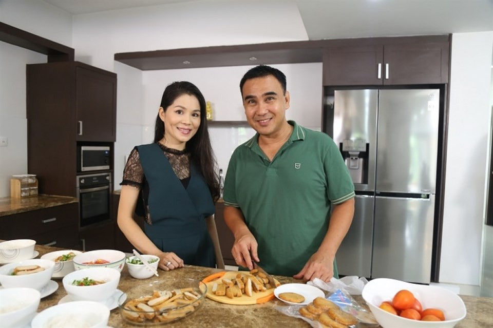 Nhờ sự 'thuận vợ, thuận chồng' mà gia đình Quyền Linh - Dạ Thảo đã sở hữu khối tài sản mà nhiều người mơ ước, trong đó có căn biệt thự trị giá khoảng 1 triệu USD hoành tráng, thiết kế lộng lẫy cùng nội thất đắt đỏ. Ảnh: Internet.