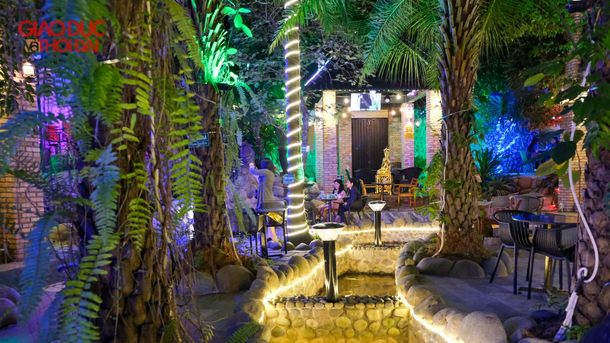 Theo tiết lộ từ anh Trung, ý tưởng căn nhà được anh ấp ủ từ lâu nhưng cách đây 6 năm anh mới bắt tay vào thực hiện. Trong đó, ngôi nhà gạch men hay còn gọi là ngôi nhà dát vàng là điểm nhấn đặc biệt nhất trong quán cà phê của anh nằm tại TP. Cần Thơ. Ảnh: GDTĐ.