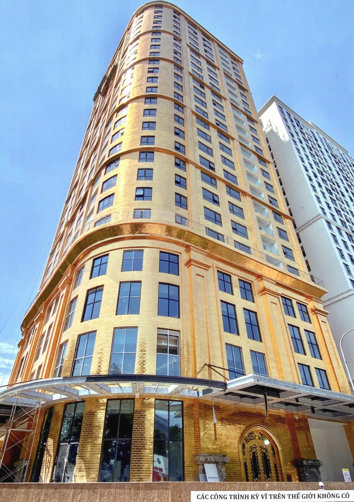 Đó là khách sạn Dolce by Wyndham Hanoi - Golden Lake nằm bên hồ Giảng Võ (Đống Đa) trung tâm Hà Nội. Tòa nhà cao 25 tầng, có 5.000 mét vuông được phủ bằng một lớp gạch mạ vàng nổi bật. Ảnh: Dân Việt.