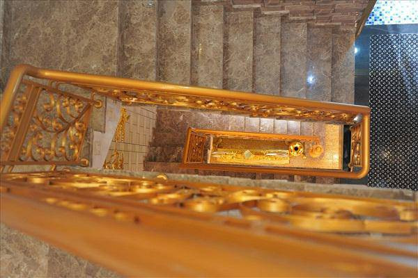 Toàn bộ vật dụng trong nhà cũng được dát vàng. Ảnh: Vietnamnet