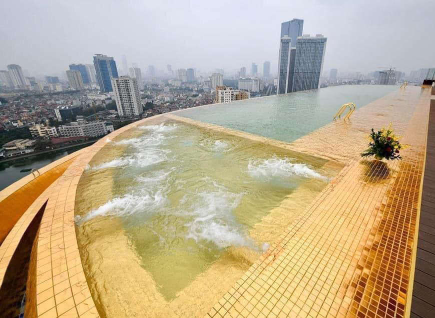 Khách sạn có 400 phòng và một hồ bơi vô cực trên sân thượng cũng được phủ vàng. Ảnh: FB