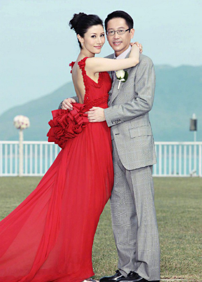 Tưởng rằng cuộc hôn nhân môn đăng hộ đối này sẽ bền vững nhưng thật không ngờ chưa đầy 10 năm sau đó, Hứa Tấn Hanh đã lén lút qua lại với Hoa hậu Hong Kong 1988 Lý Gia Hân. Năm 2000, Hứa Tấn Hanh ly hôn vợ để qua lại với người tình.