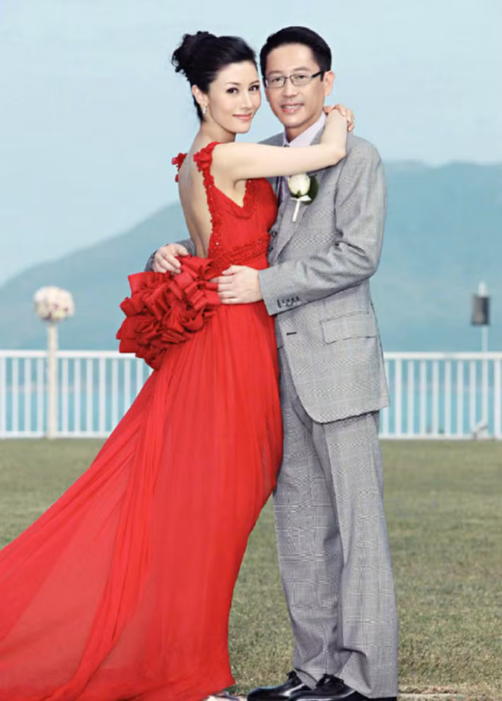 Tưởng rằng cuộc hôn nhân môn đăng hộ đối này sẽ bền vững nhưng thật không ngờ chưa đầy 10 năm sau đó, Hứa Tấn Hanh đã lén lút qua lại với Hoa hậu Hong Kong 1988 Lý Gia Hân. Năm 2000, Hứa Tấn Hanh ly hôn vợ để qua lại với người tình.