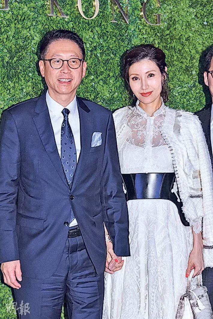 Điều này khiến Hứa Tấn Hanh bị chê cười là đại gia phong lưu nhưng kém tài. Tuổi U60 vẫn phải nhận trợ cấp từng tháng của gia tộc.