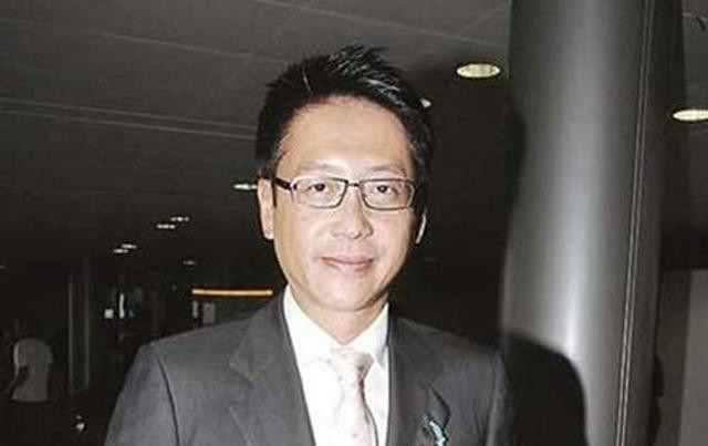  Hứa Tấn Hanh (sinh năm 1962) là một doanh nhân xuất thân giàu có người Hồng Kông. Ông không phải là một tỷ phú tự thân mà sinh ra trong gia đình vốn có truyền thống kinh doanh.