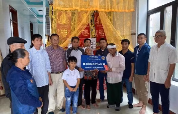 Chan dung Chu tich xa qua doi sau cuu dan trong lu