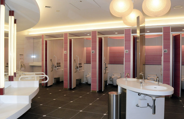 Nơi ít bẩn nhất trong danh sách là tay nắm cửa phòng tắm trong sân bay. Thí nghiệm cho thấy có 451 vi khuẩn trên một centimet vuông trên chiếc tay nắm khóa cửa ở phòng tắm máy bay. Nguồn ảnh: Internet.