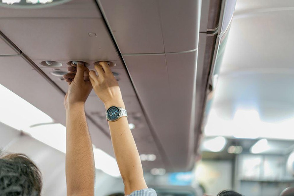 Có thể bạn nghĩ rằng điều hòa trên trần là nơi sạch nhất trên máy bay vì nó liên tục đẩy gió ra. Tuy nhiên, kết quả nghiên cứu cho thấy, nút điều chỉnh điều hòa là nơi chứa tới 1.838 vi khuẩn/cm2.