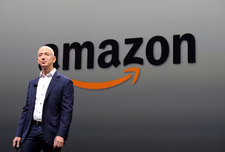 Tính đến ngày 10/12/2020, tỷ phú Jeff Bezos sở hữu 181,5 tỷ USD. Ước tính, trong năm 2020, CEO Amazon kiếm được hơn 60 tỷ USD.