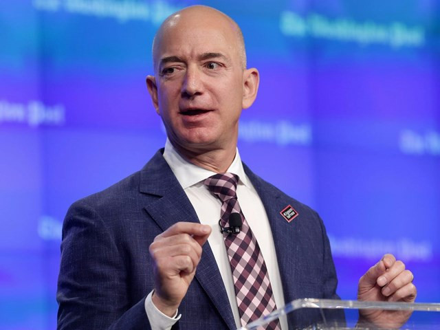 Hồi tháng 8, tỷ phú Jeff Bezos trở thành người đầu tiên có tài sản vượt mốc 200 tỷ USD nhưng nhanh chóng giảm xuống khi giá cổ phiếu Amazon đi xuống. Đến ngày 12/10, cổ phiếu Amazon tăng 4,75% giúp tài sản Jeff Bezos tăng 8,5 tỷ USD và đạt mốc 201,6 tỷ USD.