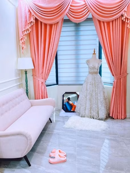 Bên cạnh ca hát, Hòa Minzy còn có thể kiếm bộn tiền nhờ kênh Youtube cá nhân - nơi đang có nhiều MV hàng chục triệu views.