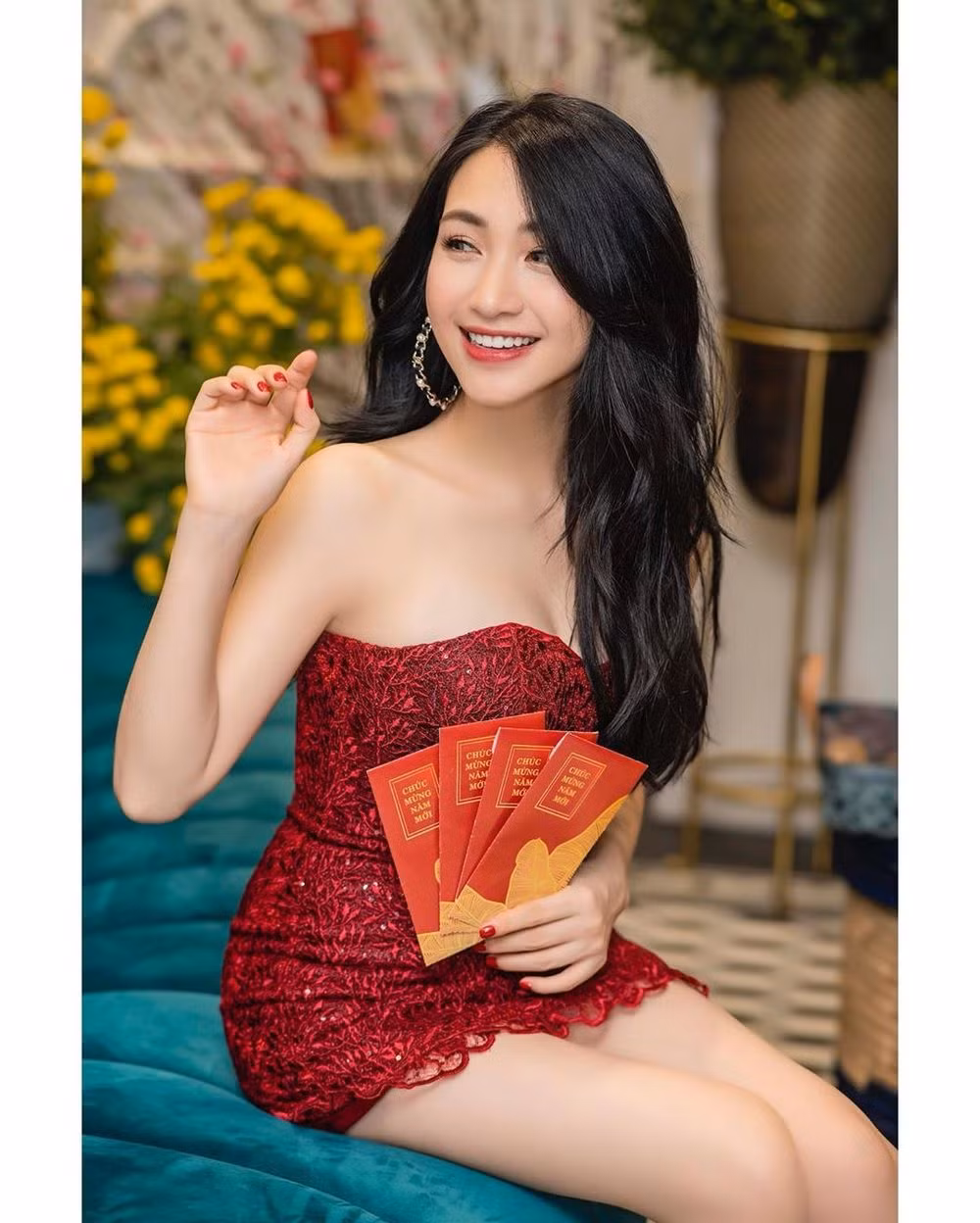 Trước khi xây nhà báo hiếu bố mẹ, Hòa Minzy cũng từng trả nợ ngân hàng cho gia đình, với con số lên tới hàng trăm triệu.