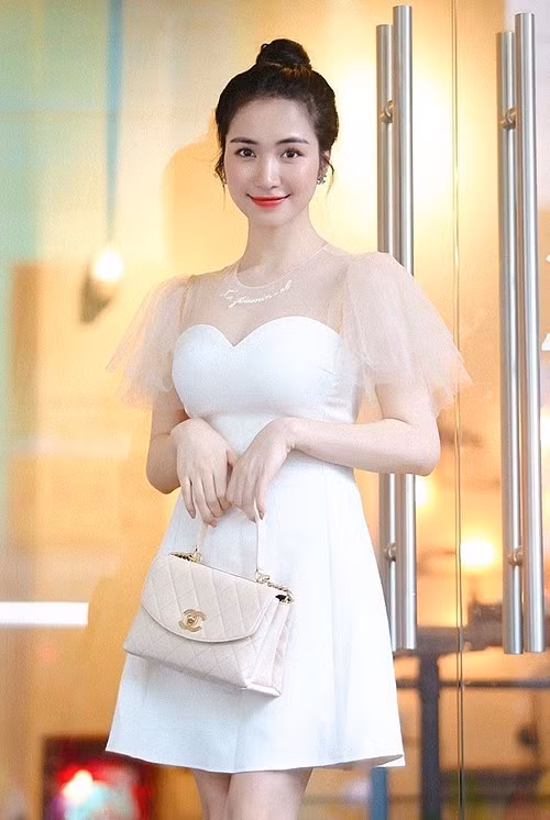 Mẫu túi Chanel xinh xắn, thanh lịch của Hòa Minzy có giá 130 triệu đồng.