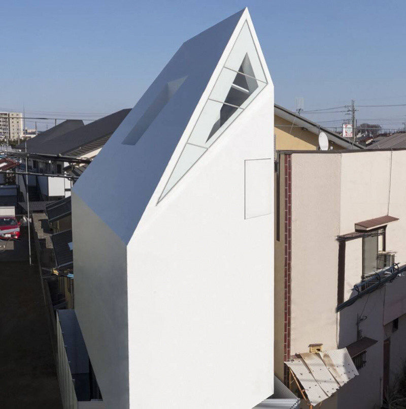 Trên mỗi phần mái, kiến trúc sư khéo léo bố trí những chiếc cửa sổ giúp căn nhà luôn đón được ánh sáng tự nhiên vào mọi thời điểm trong ngày.