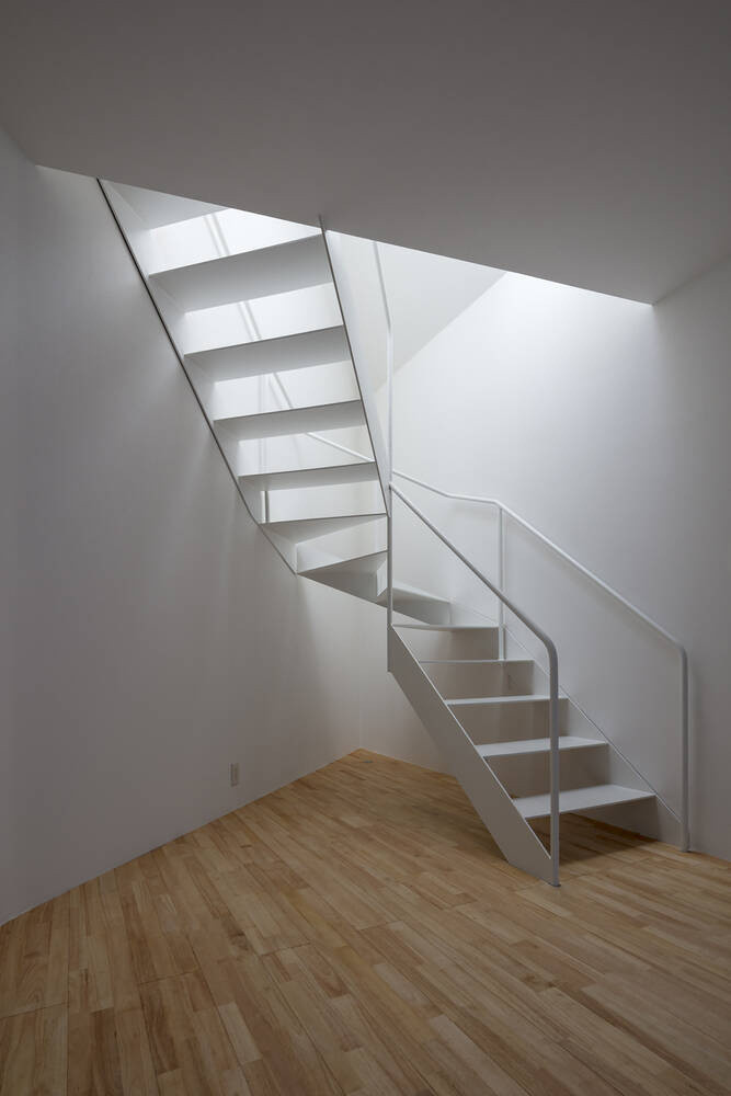 Cầu thang nối giữa các tầng được thiết kế mở với nhiều khoảng trống tạo cảm giác thông thoáng.