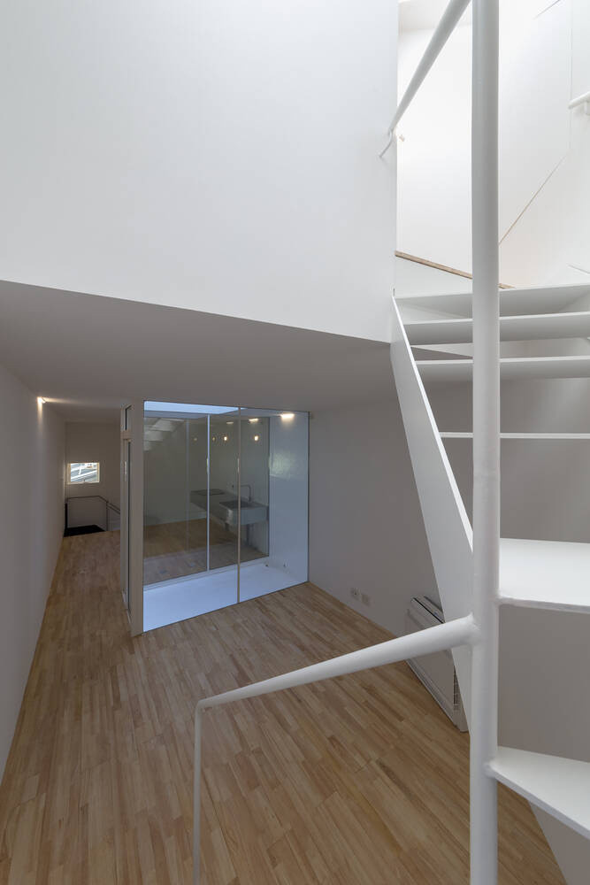 Thiết kế tối giản giúp các tầng ở dù nhỏ nhưng vẫn không hề chật chội và bí bách.