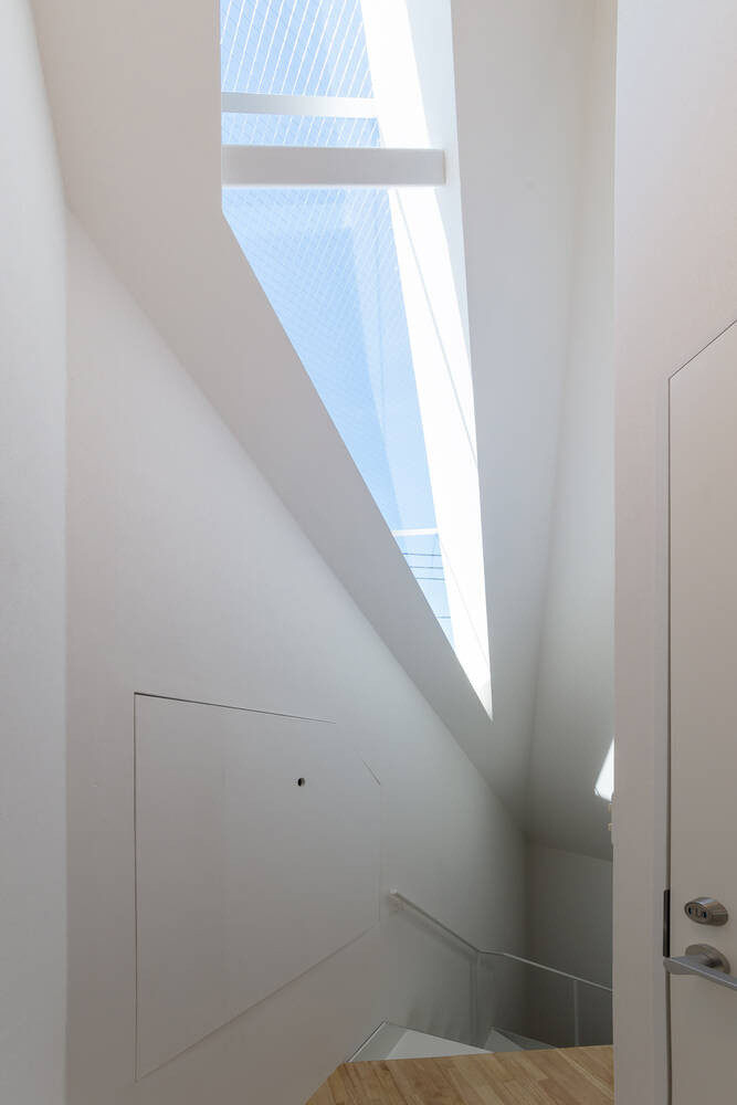 Cửa mái đưa ánh sáng tự nhiên tới mọi góc trong nhà.