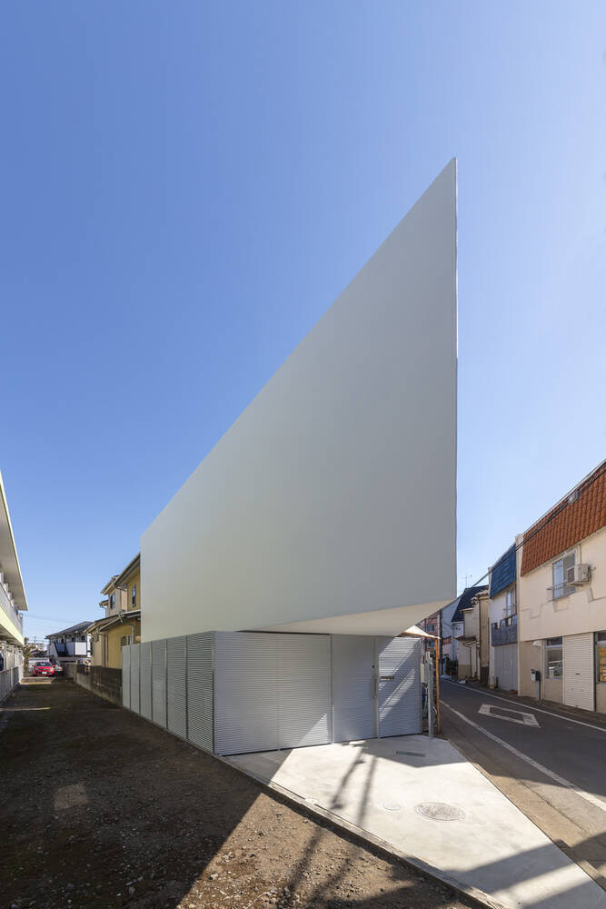 Khác với những quy luật thông thường, công trình được chia ra làm hai phần khá tách biệt. Trong đó, ngoại trừ tầng 1 được xây “vuông thành sắc cạnh”, các tầng phía trên được vát chéo tạo thành những bức tường song song với hai con đường hai bên ngôi nhà.