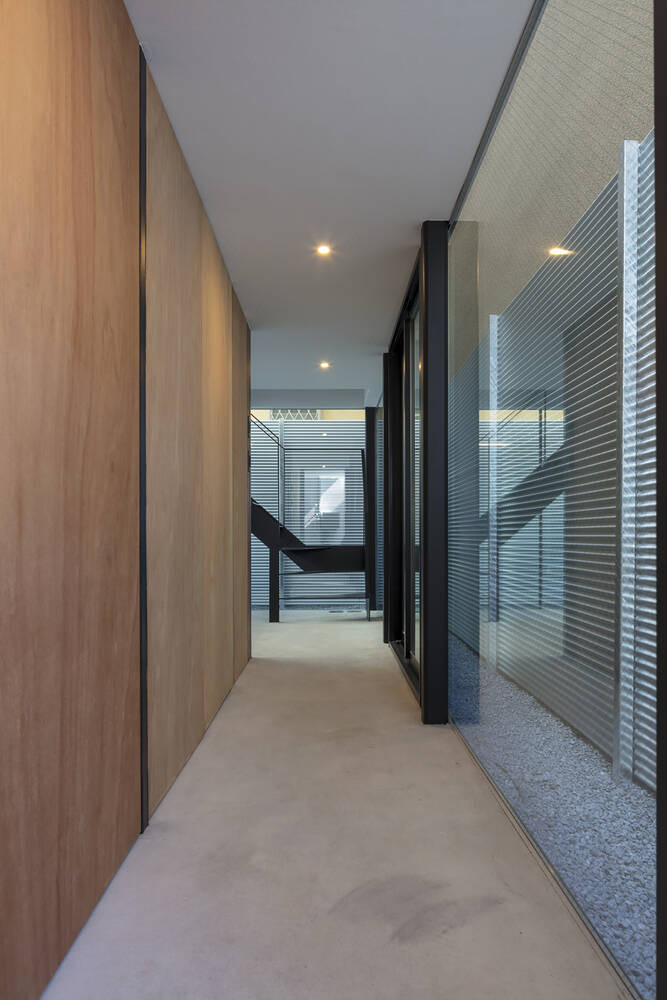 Các phòng được thiết kế khép kín gọn gàng giúp ngôi nhà dù diện tích hạn chế nhưng vẫn có đầy đủ những phòng chức năng cần thiết.