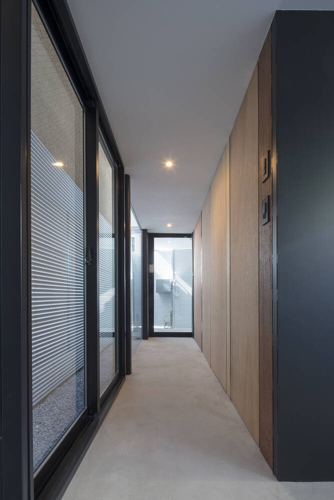 Tường bao bên ngoài được thay thế bằng cửa kính giúp giải quyết triệt để vấn đề thiếu sáng mà những ngôi nhà nhỏ thường gặp phải.