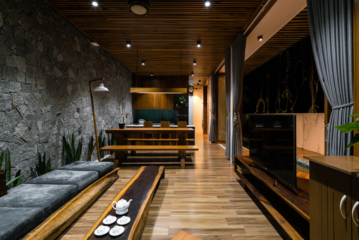 Không gian chính bao gồm khu vực sinh hoạt và ăn uống, phần phía sau liền kề là ba phòng ngủ và khu vực vệ sinh.