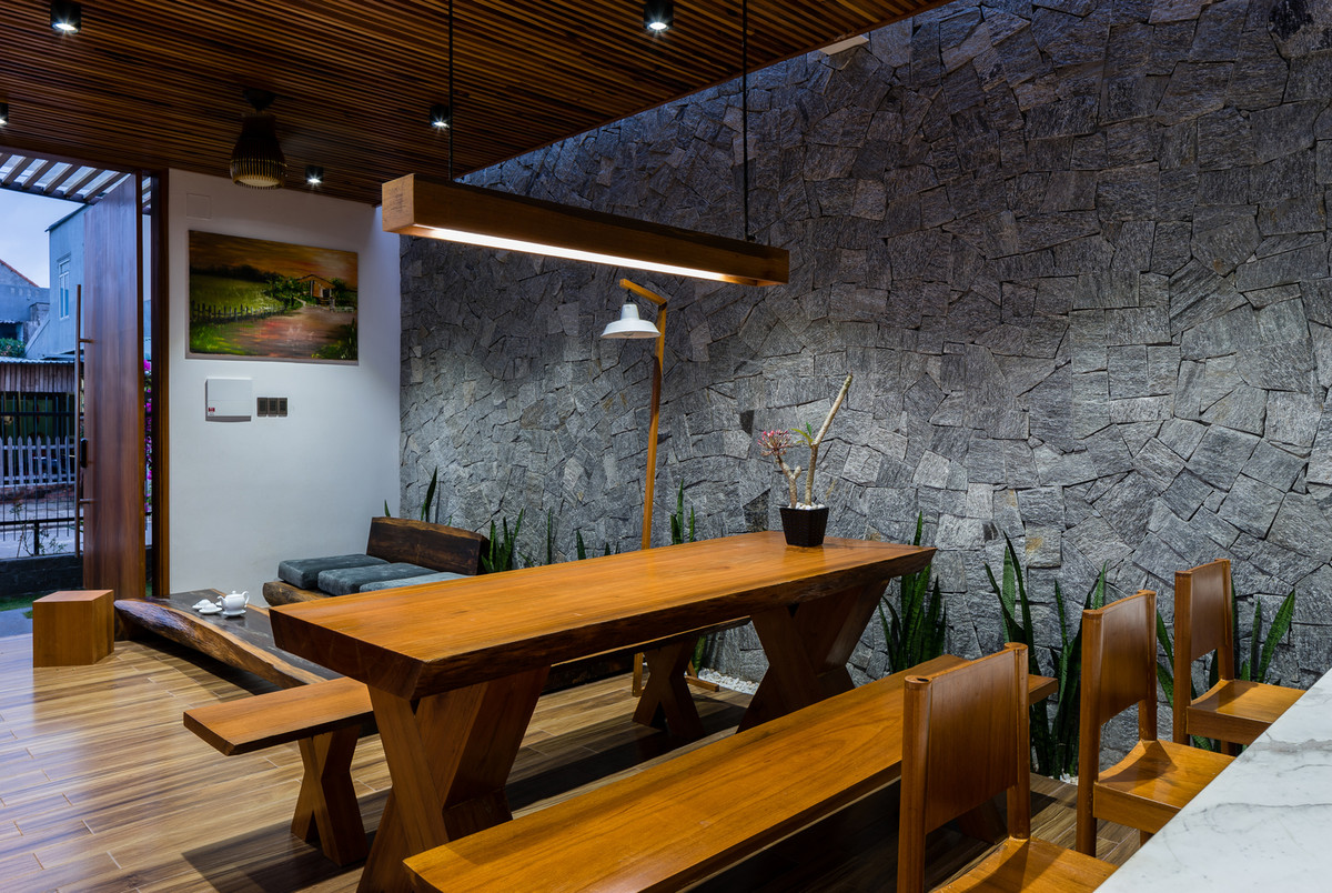 Nội thất gỗ tự nhiên tạo cho ngôi nhà không gian ấm áp.