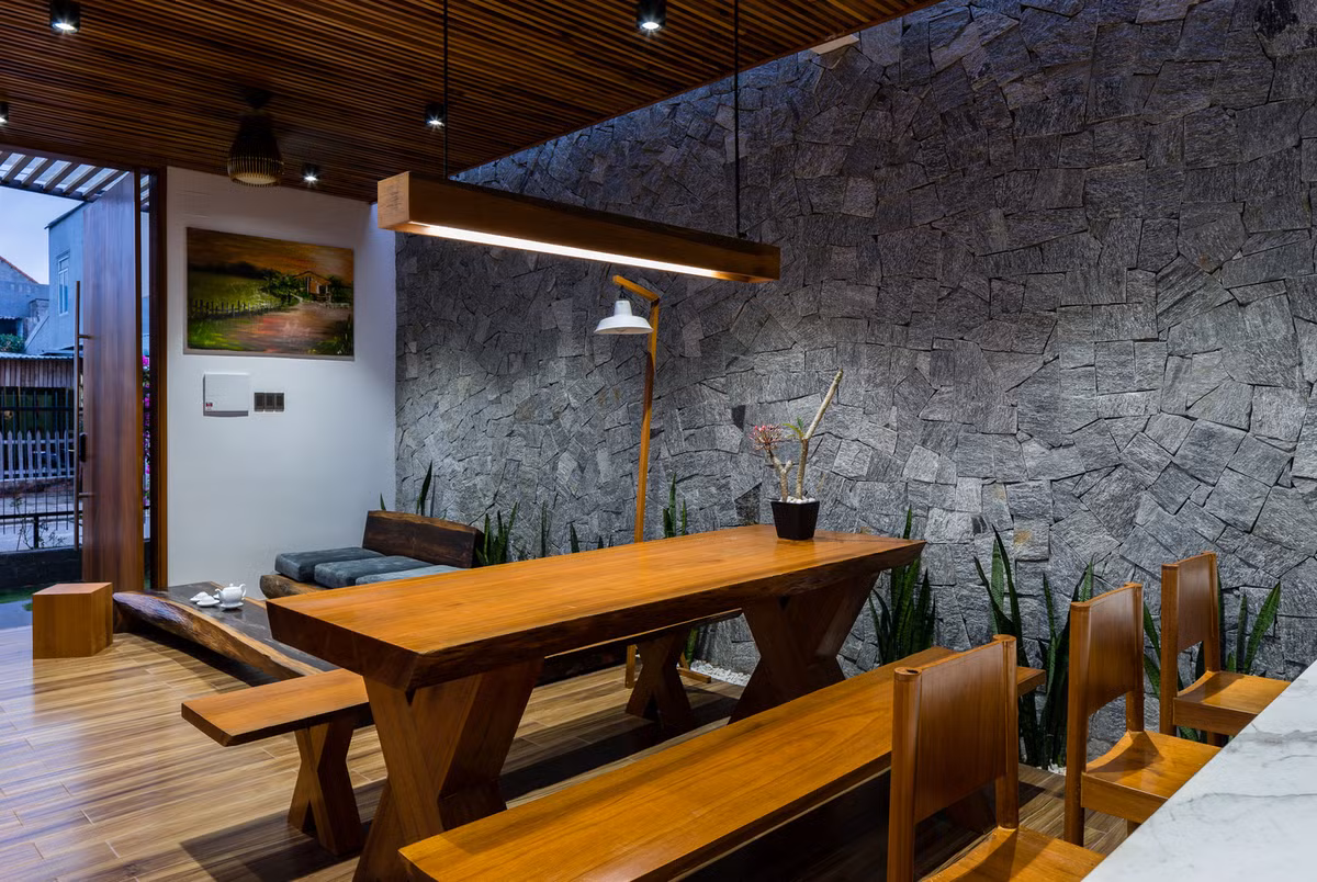 Nội thất gỗ tự nhiên tạo cho ngôi nhà không gian ấm áp.