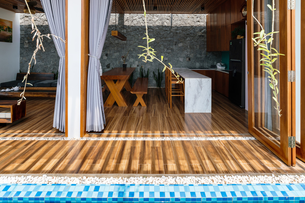 Tại không gian này, thiên nhiên được hiện ra với các yếu tố như cây cối, ánh sáng tự nhiên, gió và mưa.