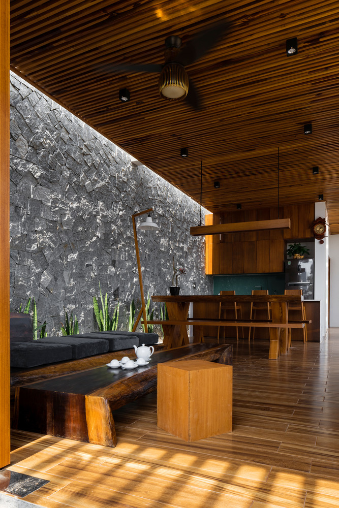 Một khe sáng dọc theo tường biên phòng khách nhằm lấy ánh sáng nhiều nhất.