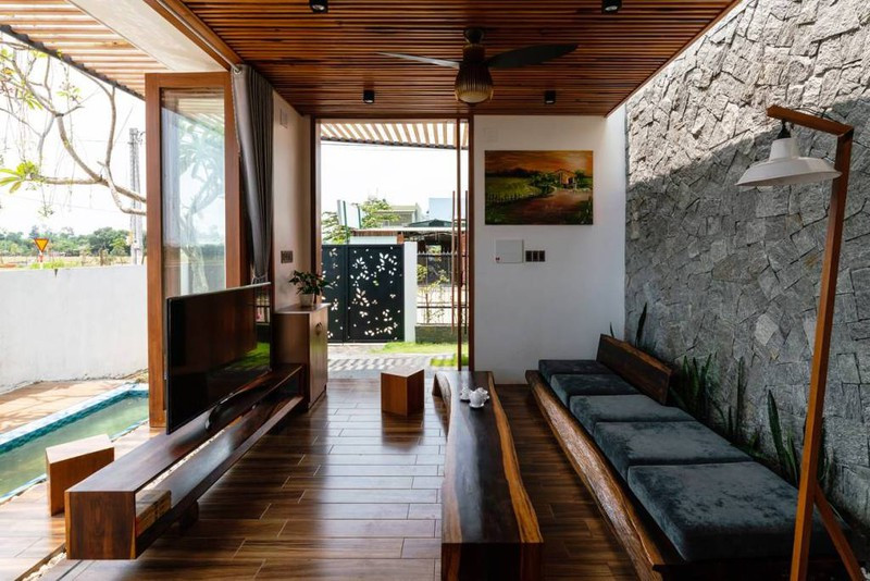 Kiến trúc sư còn nghiên cứu kỹ từng chi tiết về khí hậu, hướng nắng và quỹ đạo di chuyển của mặt trời để đề xuất các giải pháp thu thập ánh sáng tự nhiên, che ánh sáng mặt trời ở phía tây của công trình.