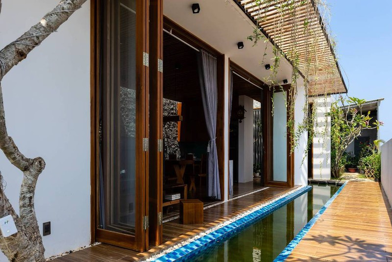 Lợng hơi nước từ hồ bơi được khai thác triệt để giúp làm mát ngôi nhà mỗi khi trời nắng.