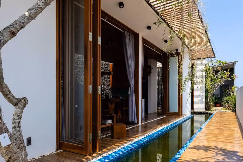 Lợng hơi nước từ hồ bơi được khai thác triệt để giúp làm mát ngôi nhà mỗi khi trời nắng.