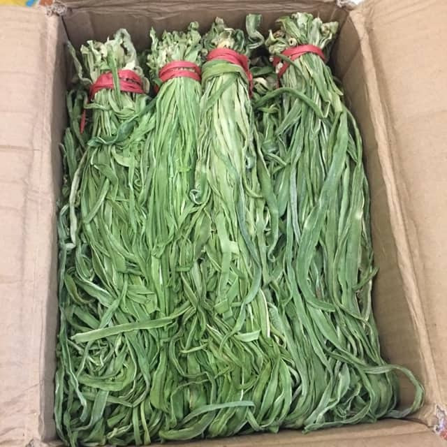 Chỉ mọc ở vùng ven biển miền Trung, rau tiến vua hiện được bán dưới nhiều hình thức khác nhau như rau tươi, rau khô hoặc được muối chua… Giá loại rau này dao động từ 300.000 đồng - 500.000/kg.