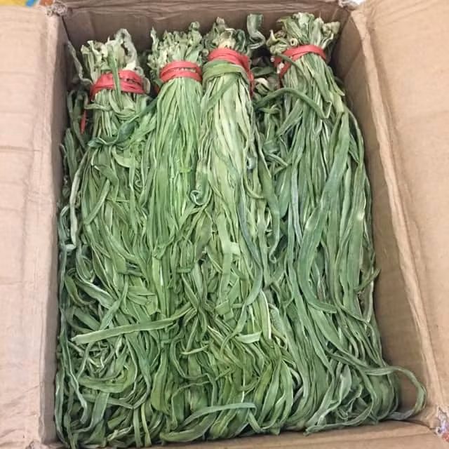 Chỉ mọc ở vùng ven biển miền Trung, rau tiến vua hiện được bán dưới nhiều hình thức khác nhau như rau tươi, rau khô hoặc được muối chua… Giá loại rau này dao động từ 300.000 đồng - 500.000/kg.