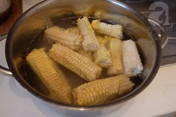 Theo thông tin từ Naver, người Hàn Quốc thường mua lõi ngô về để đun nước uống giống như hãm trà vậy.