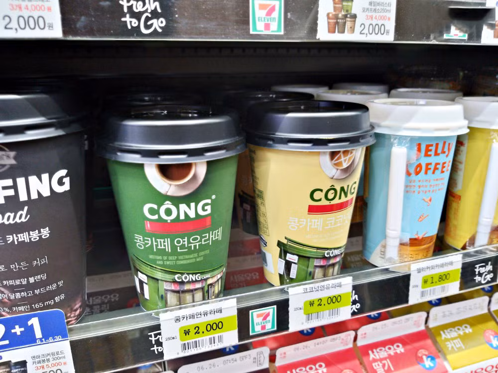 Cộng cà phê được bán với giá khoảng 2.000KRW, (khoảng 40.000 đồng) tại các hệ thống bán lẻ, siêu thị, cửa hàng tiện lợi ở Hàn Quốc. Ảnh: Internet