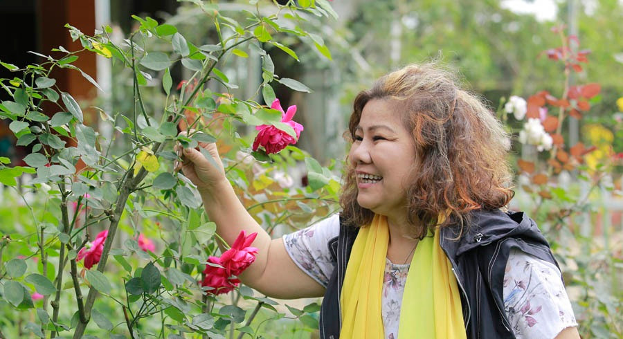 Những khóm hoa trong vườn do chính tay nữ nghệ sĩ chọn lựa và chăm sóc. Ảnh: Vietnamnet.
