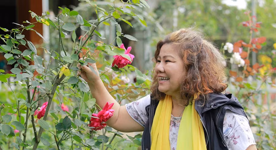 Những khóm hoa trong vườn do chính tay nữ nghệ sĩ chọn lựa và chăm sóc. Ảnh: Vietnamnet.