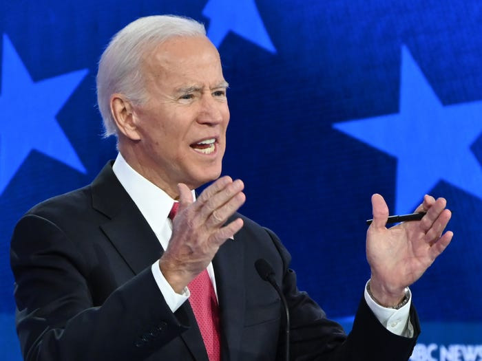 Cựu Phó Tổng thống Joe Biden tự nhận mình thuộc "tầng lớp trung lưu" trong nhiều thập kỷ nhưng Business Insider cho rằng, ông và vợ, Jill, có giá trị tài sản ròng khoảng 9 triệu USD (theo ước tính của Forbes).