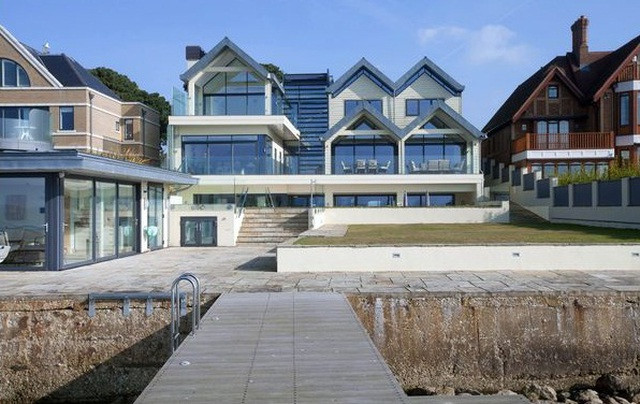 Mỗi căn nhà ở đây đều mang nét kiến trúc khác nhau, từ cách thiết kế cho đến màu sơn, các đường nét có phong cách riêng biệt.