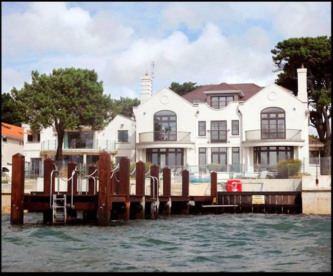 Đáng chú ý, việc mua bán diễn ra nhanh chóng trước khi các dòng quảng cáo bán nhà được tung ra trên thị trường.