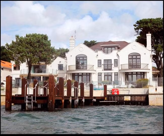 Đáng chú ý, việc mua bán diễn ra nhanh chóng trước khi các dòng quảng cáo bán nhà được tung ra trên thị trường.