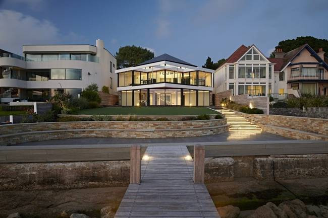 Theo Adrian Dunford, nhân viên của công ty bất động sản Sandbanks Tailor Made, Sandbanks là bán đảo vì vậy không thể tăng số bất động sản, do đó cung và cầu quyết định giá cả. Nguồn ảnh: Mirror.